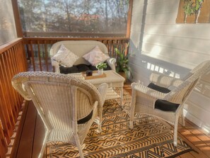 Property grounds - Charming 2-bedroom cottage in Franklin, NC in the Great Smoky Mountains (Franklin)