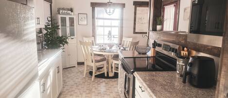 Kylskåp, mikrovågsugn, ugn och spishäll