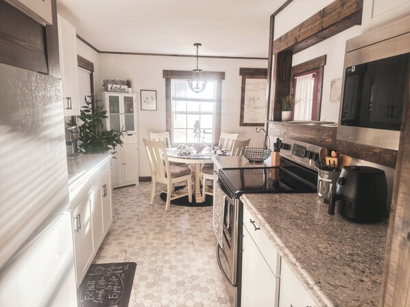 Fridge, microwave, oven, stovetop - Charming 2-bedroom cottage in Franklin, NC in the Great Smoky Mountains (Franklin)