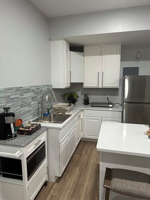 Frigorífico, microondas, placa de cocina y cafetera o tetera
