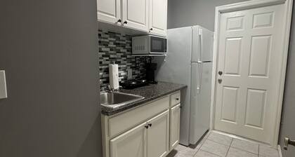 Charming Evergreen Heights 1-bedroom apartment with WiFi, AC in Spring Hill ,Fl