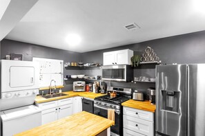 Fridge, microwave, oven, dishwasher - NEW! Comfy Apt 4 in Historic Museum District (Houston)