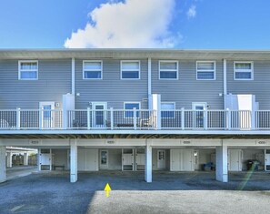 Un motel à plusieurs étages, doté d’un parking couvert et de chambres individuelles.