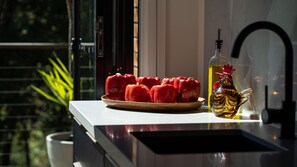 Mikrowelle, Ofen, Geschirrspüler, Wasserkocher mit Kaffee-/Teezubehör
