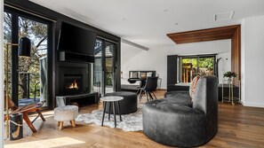 Una Smart TV, una chimenea