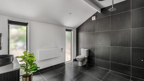 Ducha, bañera de hidromasaje, secador de pelo y toallas