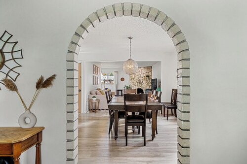 Gather & Stay- whole house, full kitchens, free parking, cozy, 6BR, sleeps 16