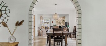 Gather & Stay- whole house, full kitchens, free parking, cozy, 6BR, sleeps 16