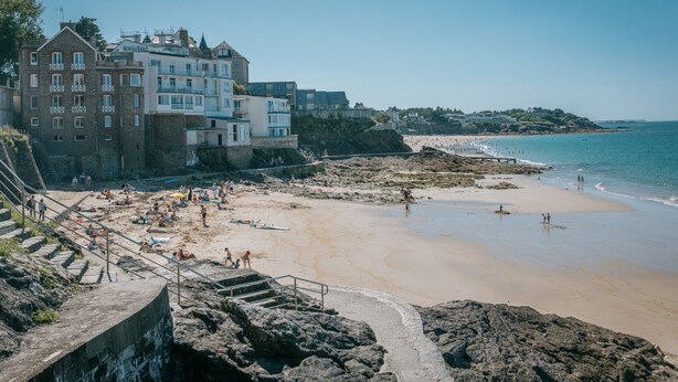 A coastal hotel with multiple floors, a sandy beach, and a rocky shoreline. - Ty Enogat- Proche de la plage, garage privé (Dinard)