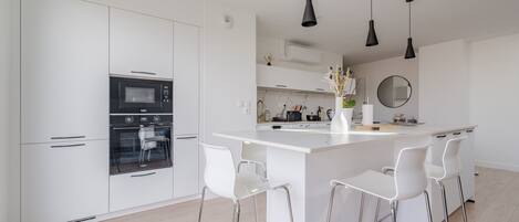 Een koelkast, een magnetron, een oven, een vaatwasser