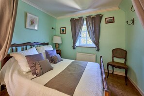 5 bedrooms, iron/ironing board, free WiFi