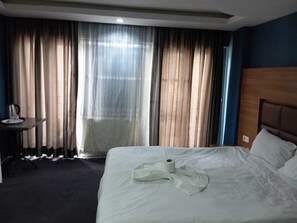 Klassieke studio, uitzicht op de stad | Een bureau, geluiddichte muren, gratis wifi