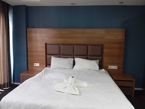 Klassieke studio, uitzicht op de stad | Een bureau, geluiddichte muren, gratis wifi