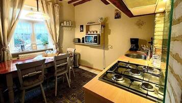 Een koelkast, een magnetron, een oven, een kookplaat