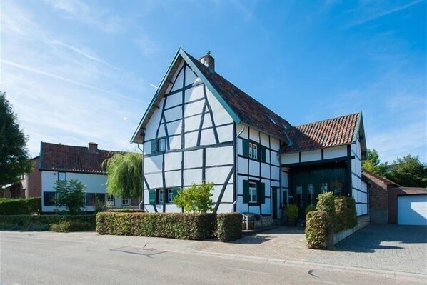 Exterior - Centrally located half-timbered farmhouse in the South Limburg hills (Reijmerstok)