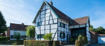 Centrally located half-timbered farmhouse in the South Limburg hills