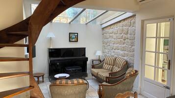 TV, fireplace, DVD player, stereo