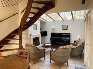 Télévision, cheminée, lecteur de DVD, chaßne hi-fi