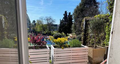 Maison de charme en centre ville, proche du lac, de la gare et du casino.