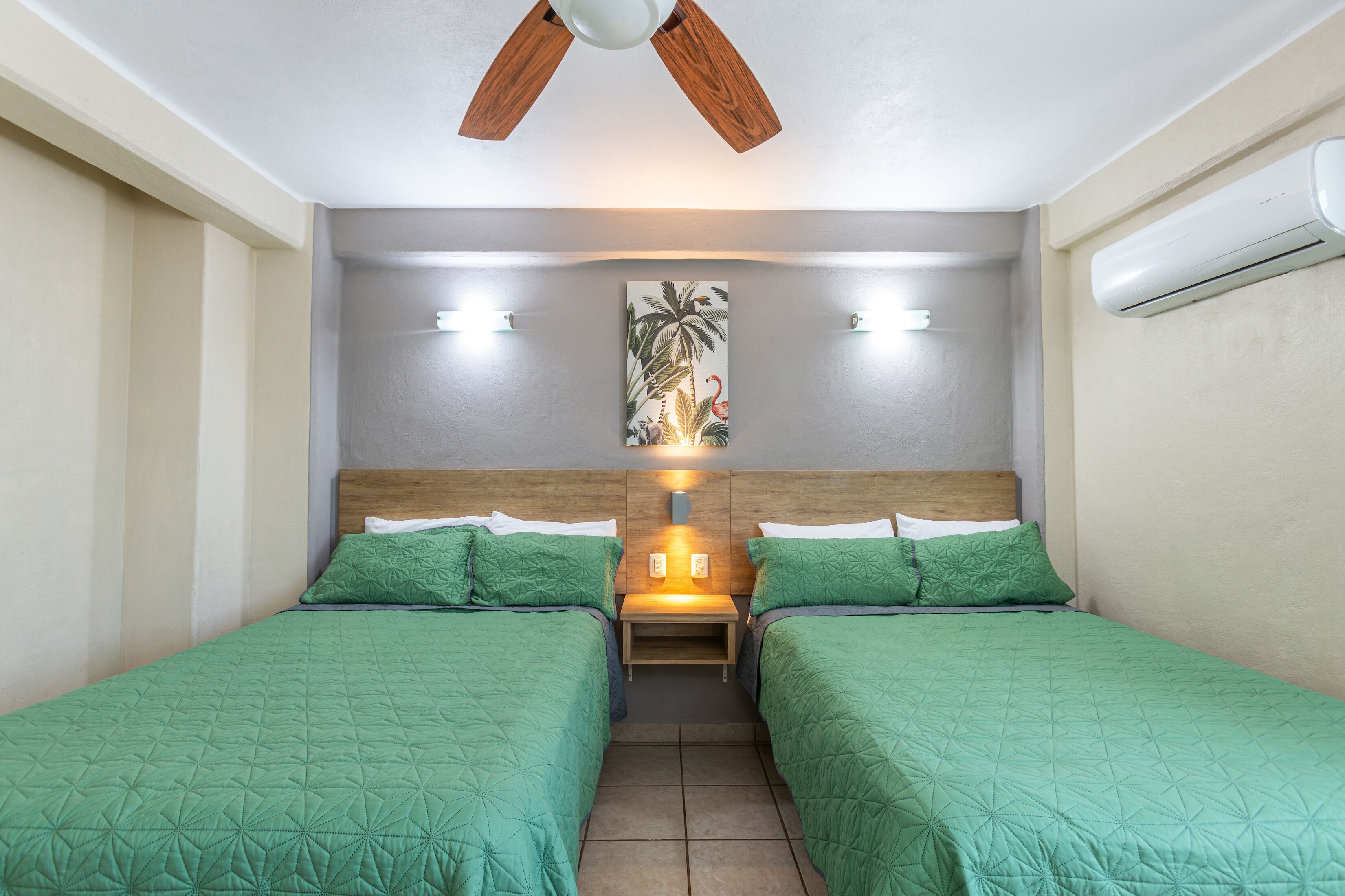 Master | Hypo-allergenic bedding, blackout drapes, soundproofing, free WiFi