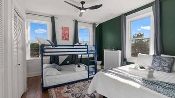 5 bedrooms, iron/ironing board, WiFi, bed sheets