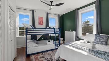 5 bedrooms, iron/ironing board, WiFi, bed sheets