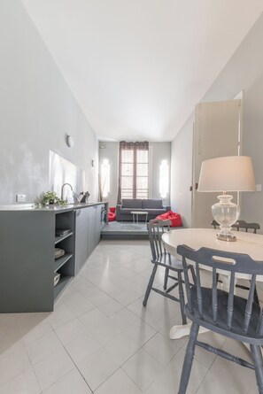 Departamento de lujo, vista a la ciudad | Área de sala de estar | Smart TV de 30 pulgadas con canales digitales y servicios de streaming 