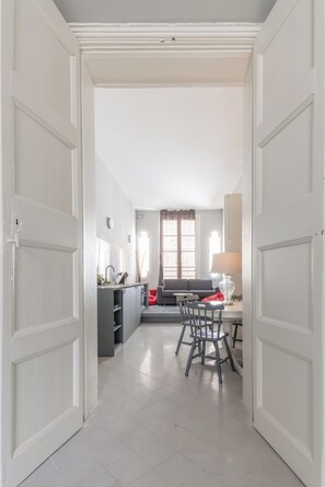 Lyxlägenhet - utsikt mot staden | Eget kök | Minikylskåp, ugn, spishäll och kaffe- och tebryggare