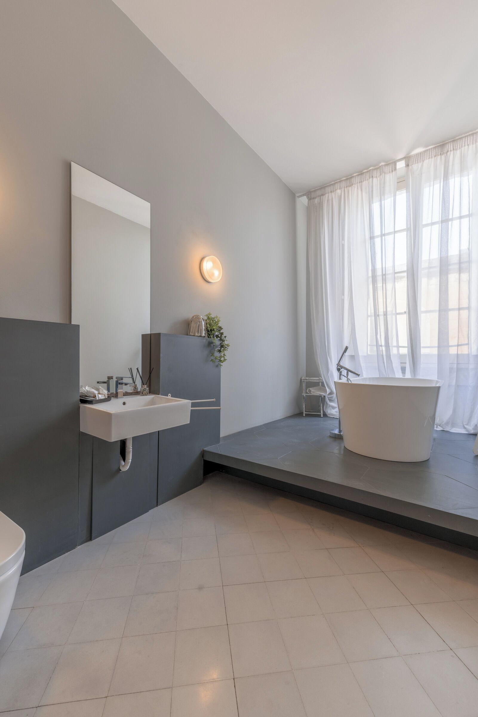 Luxury-Apartment, Stadtblick | Badezimmer | Badewanne und Dusche (separat), Haartrockner, Handtücher, Seife