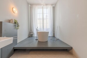 Luxury Apartment, City View | Bathroom | Separate bathtub and shower, hair dryer, towels, soap - Spacious & Luxury 3BR Central Apartment (Valletta)
