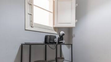 Lemari es kecil, oven, kompor, dan mesin pembuat kopi/teh