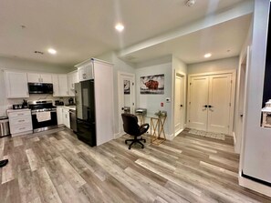 Jääkaappi, mikroaaltouuni, uuni, liesi