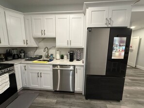 Fridge, microwave, oven, stovetop - The Luxury Suite: 1BR Perfect for Long Stays (Paterson)