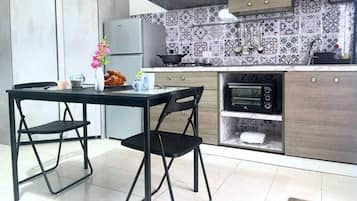 Fridge, oven, stovetop, coffee/tea maker
