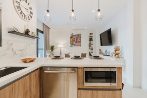 Frigorifero, microonde, forno, piano cottura