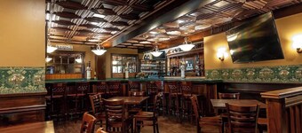 Mark Twain Room - Big Tree Inn - In-Room Jacuzzi

