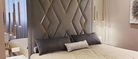 Quarto casal luxo, vista para a montanha | Quartos à prova de som, ferros/tábuas de passar roupa, Wi-Fi de cortesia