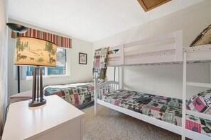 3 bedrooms, iron/ironing board, WiFi, bed sheets - Cozy Summer Escape in the Beautiful Laurel Highlands (Somerset)