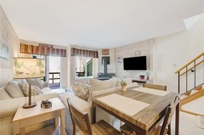 Smart TV - Fall in the Laurel Highlands. Family sized townhouse, close to local fun. (Somerset)