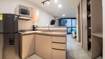 Appartement familial, vue sur la ville | Cuisine privée | Four à micro-ondes, bouilloire électrique, vaisselle et ustensiles