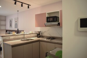 Kamar Standar, 1 kamar tidur, pemandangan kota | Dapur pribadi | Microwave, ketel listrik, dan peralatan masak/sendok-piring