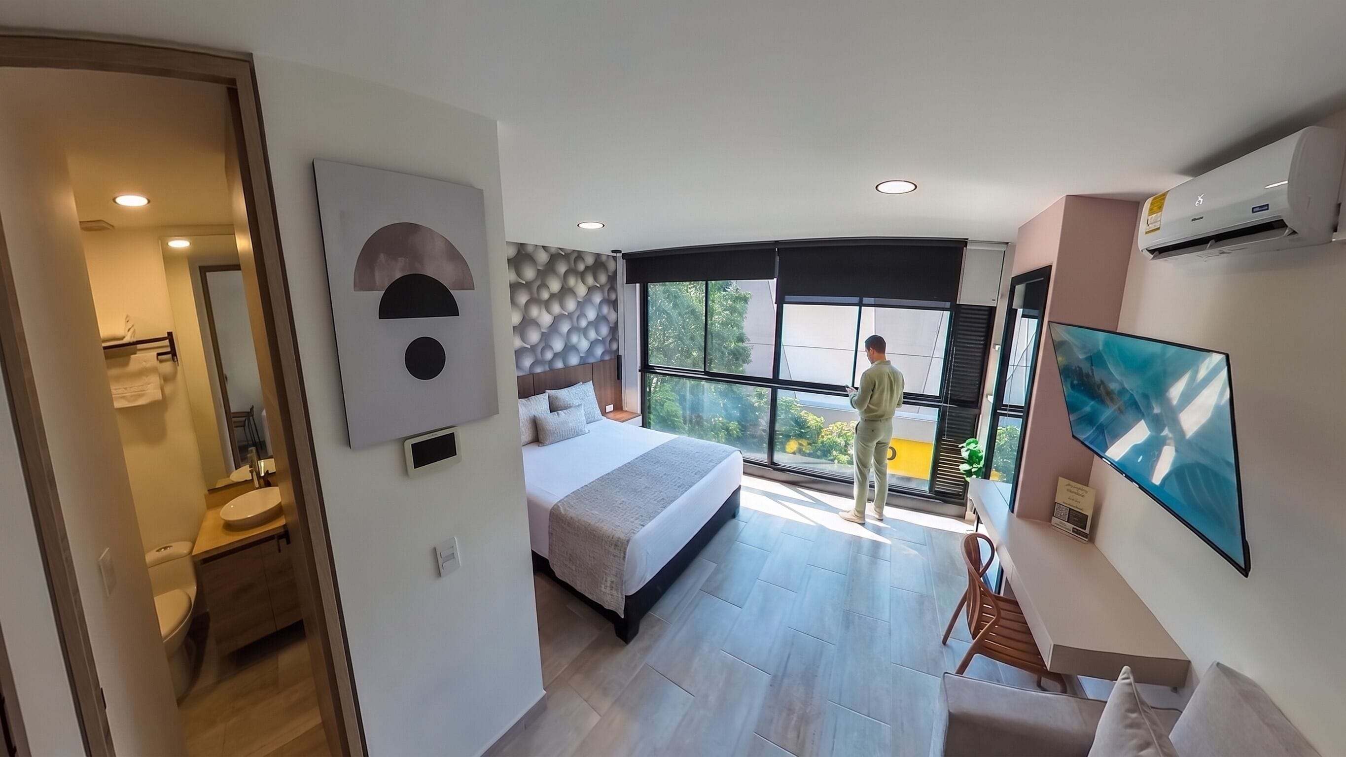 Deluxe Room, City View | 1 bedroom, Egyptian cotton sheets, premium bedding, minibar