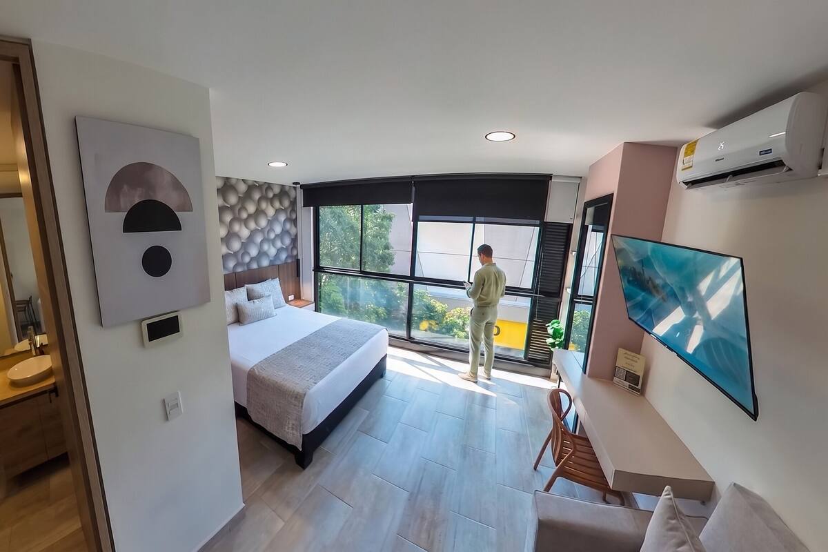 Deluxe Room, City View | 1 bedroom, Egyptian cotton sheets, premium bedding, minibar