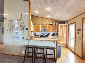 Een koelkast, een microgolfoven, een oven, een kookplaat