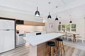 Frigorífico, microondas, placa de cocina y lavavajillas