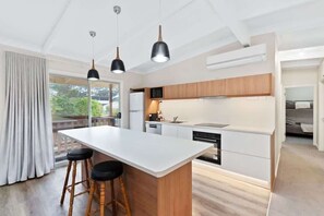 Frigorífico, microondas, placa de cocina y lavavajillas