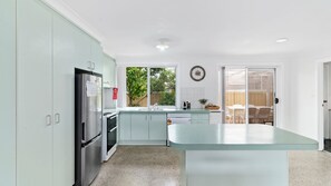 Refrigerador, microondas, horno, placa de cocina