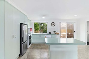 Fridge, microwave, stovetop, dishwasher - Light and Bright at Maloneys (Maloneys Beach)