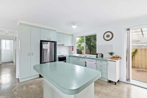 Fridge, microwave, stovetop, dishwasher - Light and Bright at Maloneys (Maloneys Beach)