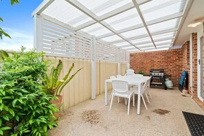 Outdoor dining - Light and Bright at Maloneys (Maloneys Beach)